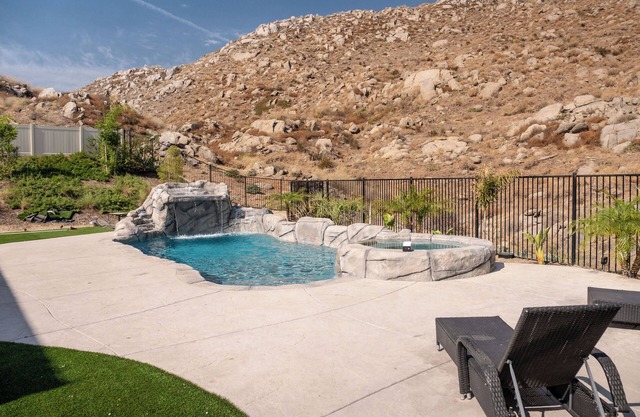 Hillside Retreat W/Grotto Pool, Hot Tub & Patio
