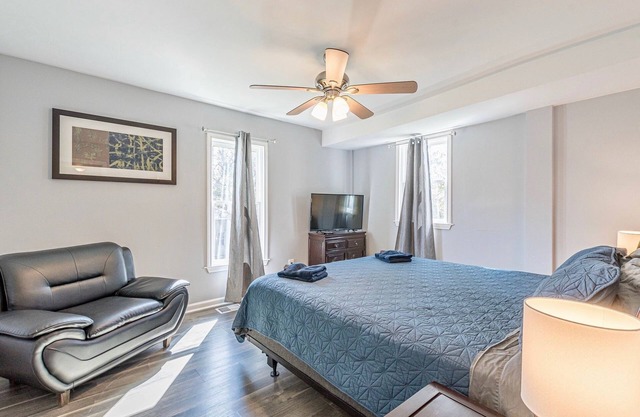 Hillside Tucked-Away Apartment | 5 min to Downtown