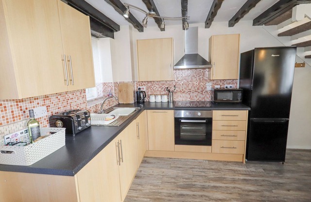 HILLVIEW, pet friendly, with a garden in Llanddulas