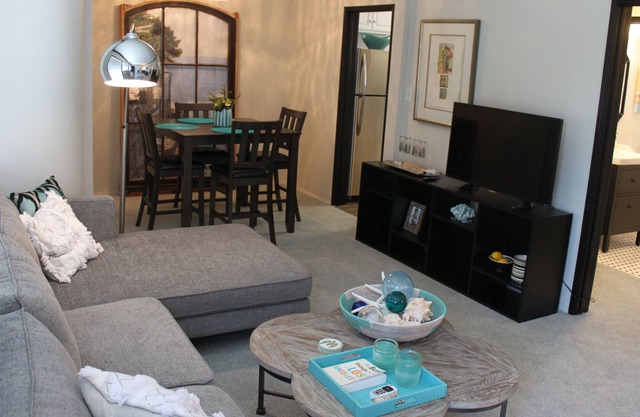 HIP CHARM & COMFORT IN ALTADENA 1987