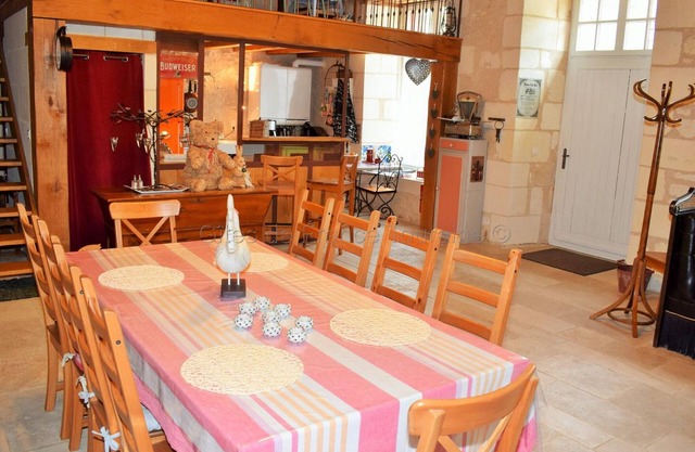 Historic 16th Century City Cottage with Modern Amenities, Near Indre à Vélo, Pet-Friendly