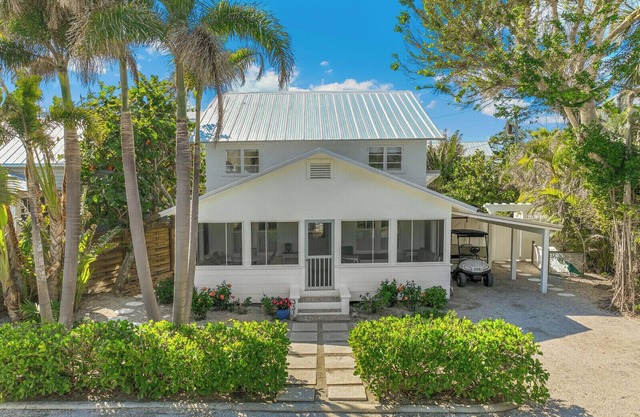 Historic 1911 Cottage with Pool, 2 Blocks from Orange Sunsets on Beach and Town