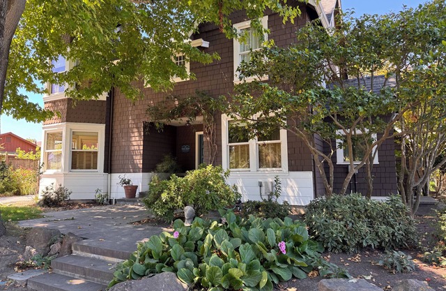 Historic 3-bedroom farmhouse, 2 fireplaces and pool in Santa Cruz-near beaches!