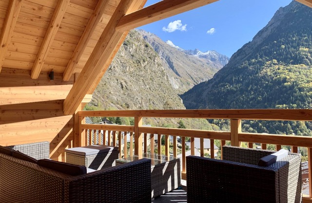 Historic chalet in centre Venosc, uninterrupted mountain views,10 mins from lift