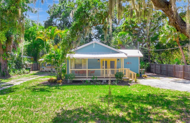 Historic cottage near everything with front porch, large yard, & WiFi - dogs OK