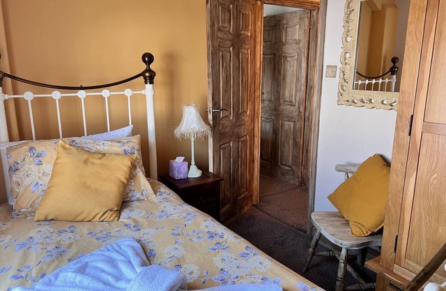 Historic Countryside Cottage - Sleeps 3 & Pets Ok