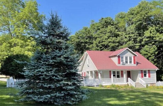 Historic Creekside Cottage