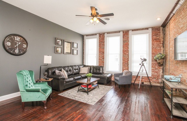 Historic Downtown Lincoln's Loft Derby Suite - Lincoln, IL