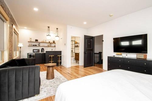 Historic Downtown Studio, Steps to Bathhouse Row, Room # 203