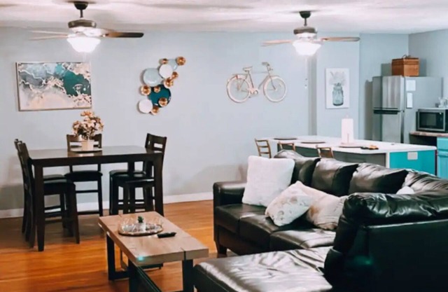 Historic Downtown Loft Overlooking Beautiful & Unique Covered Bridge 🐾 Friendly
