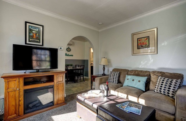 Historic Drake Cottage - Walk to Downtown Bend - Drake Park Across the Street - Perfect for Couples
