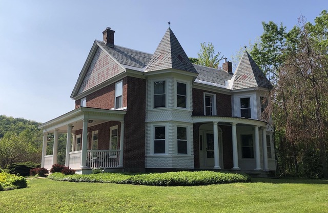 Historic Farmhouse, Quaint Vermont Experience