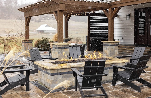 Historic farmhouse w/hot tub, chef's kitchen and king en suite! Private & luxe!
