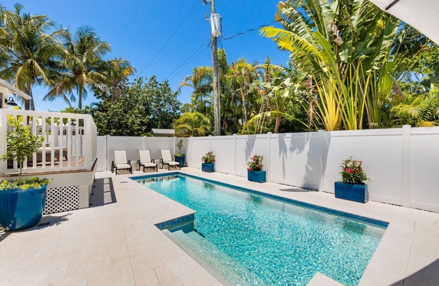 Historic MamaDear House, Boca Grande Island w/private pool, 5min stroll to beach