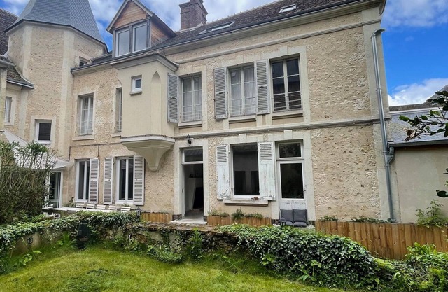 Historic Mansion with Pool, 6 Bedrooms, and Modern Comforts in Nogent-le-Rotrou