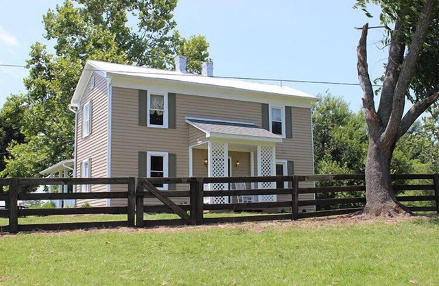 Historic Riverhouse w/riverview! Privacy and seclusion! Steps away from River!