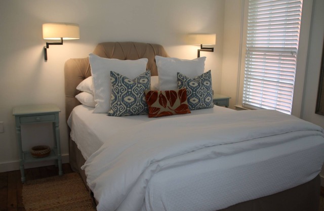 Historic Romantic Downtown Row House with Free Parking