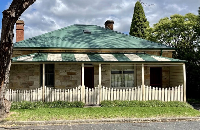Historic Sandstone cottage fully appointed for all needs & pet friendly as well