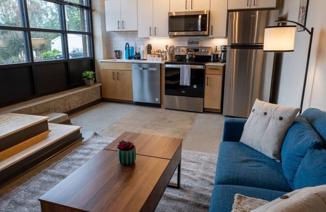 Historic Uptown 1 bedroom Apartment Ground Floor - Walkable - Safe
