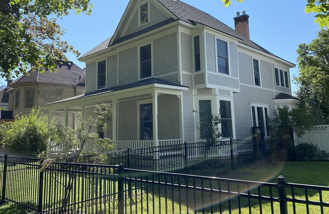 Historic Victorian In The Heart Of Town