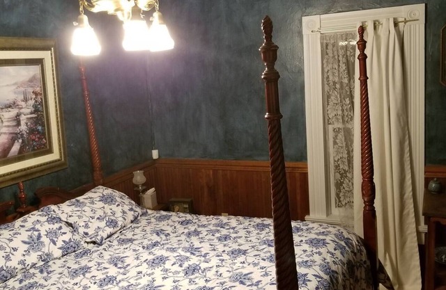Historic Victorian Inn Blue Room