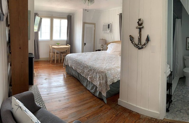 Historically Significant, 2nd floor, 1 BR, 1 Private BA Close to Everything