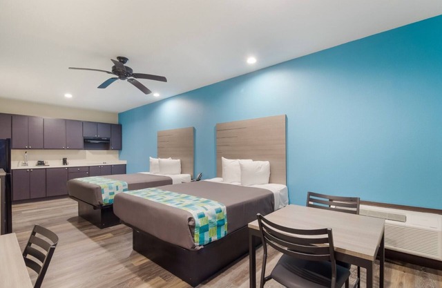 Hitchcock Stay at Highway 6 | Family Ready Room w/Kitchenette | Free Parking
