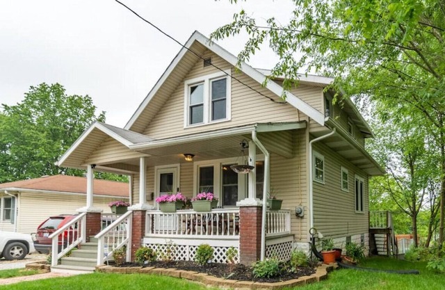 Hite Street 3 Bedroom Home with Fireplace sleeps 8
