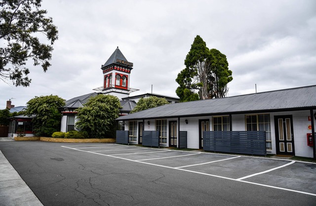 Hobart Tower Motel