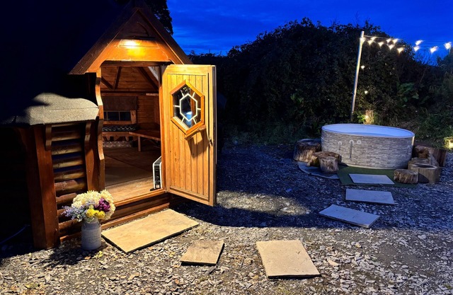 Hobbit Haven Hot Tub and Countryside Bliss