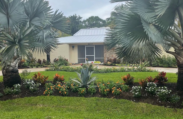 Hobe sound 8 minutes away from the beach! Walk into Jonathan Dickinson park!
