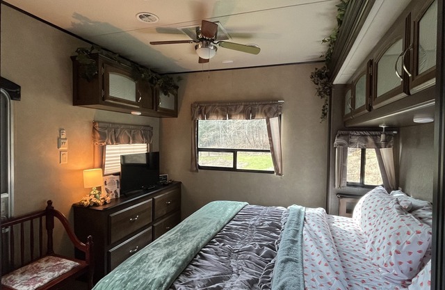 Hocking Hills Luxury Retreat at Pine Creek Villas: Live Oak Villa