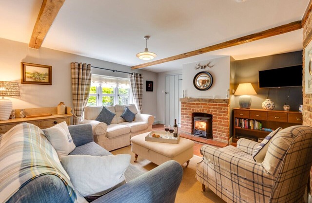 Hole Cottage - Two Bedroom House, Sleeps 4