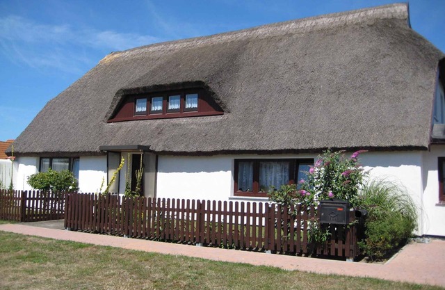 Holiday apartment under a thatched roof, only 100 metres from the Baltic Sea beach