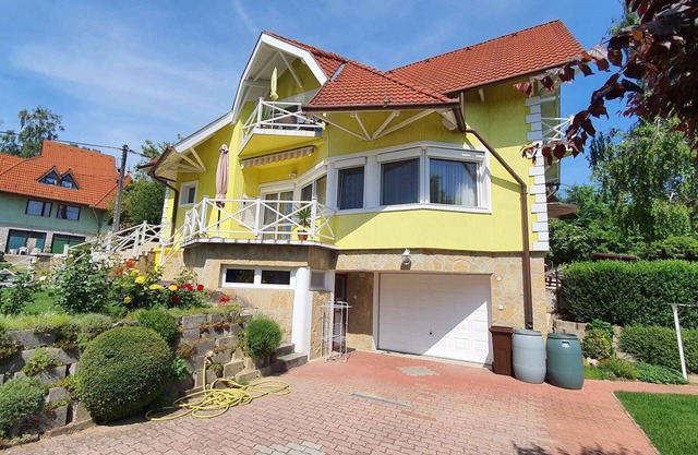 Holiday apartment in quiet surroundings with garden