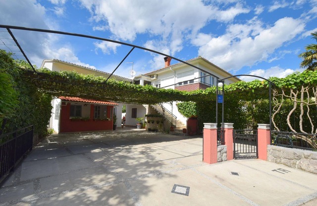 Holiday apartment Malinska for 1 - 4 persons with 2 bedrooms - Holiday apartment