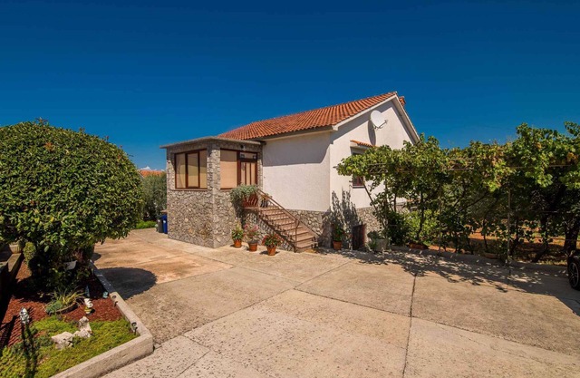 Holiday apartment with garden and barbecue