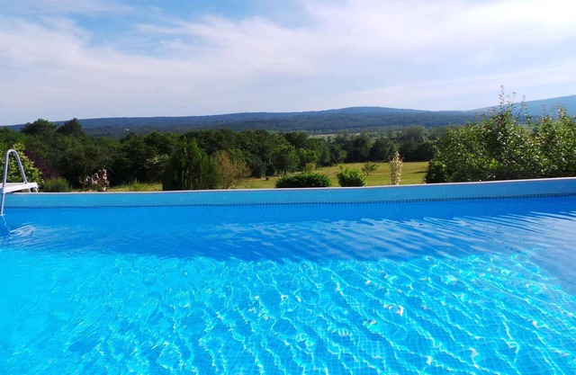 Holiday apartment with pool and barbecue