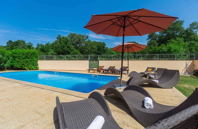 Holiday apartment with pool, only 200m from the beach