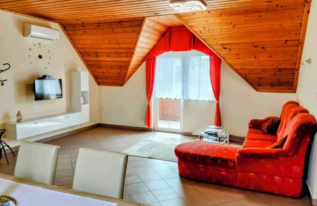 Holiday apartment with therapeutic massage, air conditioning and Wi-Fi