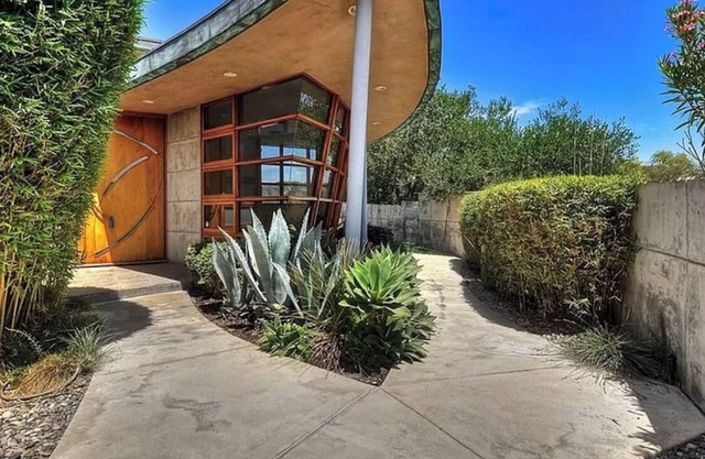 Holiday Discount.Great Architectural Design with views 3-bedroom Laguna Beach