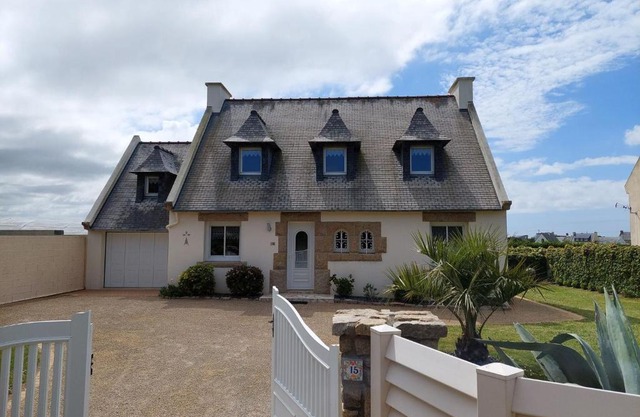 Holiday Home by Roscoff Beach and Horse Racing