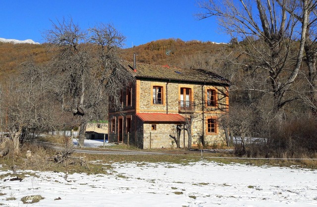 Holiday Home 'El Refugio De Valporquero' with Lake View, Private Terrace and Wi-Fi