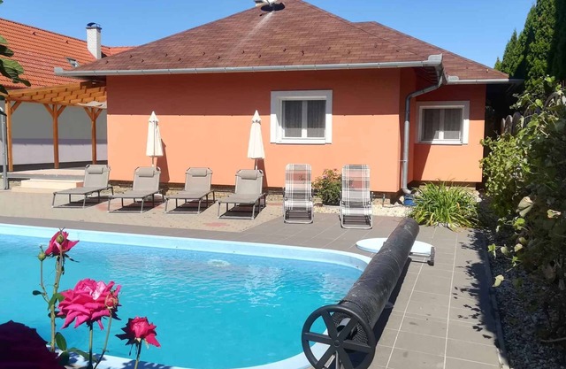 Holiday home with Pool and Internet