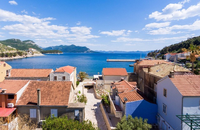 Holiday Home Jasenka Trstenik - Duplex One Bedroom Apartment with Terrace and Side Sea View