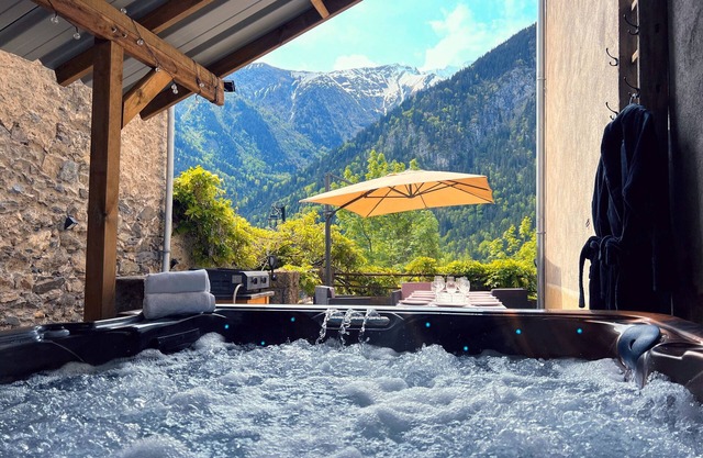 Holiday Home 'L'Aiguille' with Mountain View, Whirlpool, Terrace and Wi-Fi