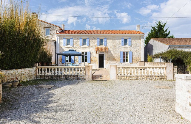 Holiday Home 'L'Aixoise' with Private Terrace, Private Garden and Wi-Fi