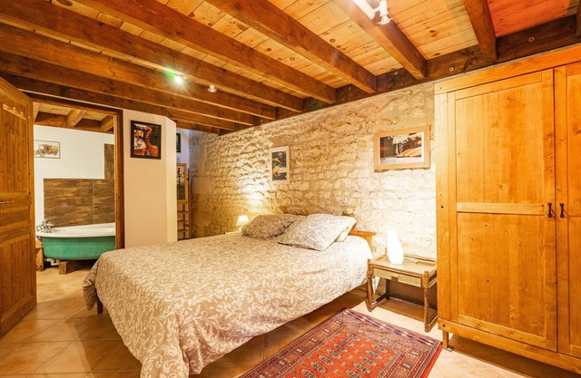 Holiday Home 'L'atelier - Gîte La Tournerie' with Shared Pool, Private Terrace and Wi-Fi