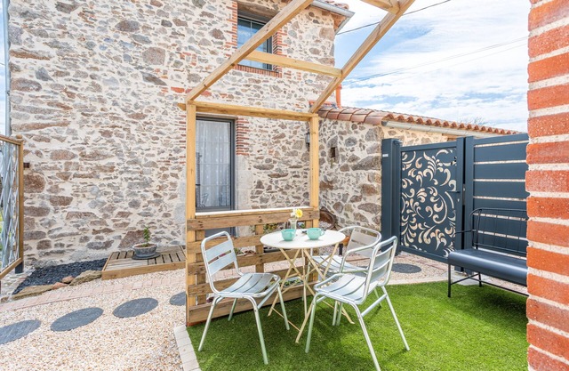 Holiday Home 'L'étable 15kms Puy Du Fou' with Private Terrace and Wi-Fi