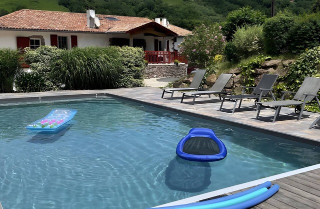 Holiday Home 'Larretenia' with Mountain View, Private Pool and Wi-Fi